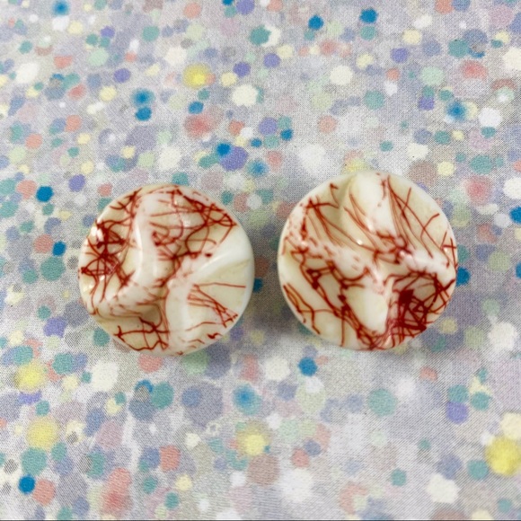 Vintage free form white and red button earrings - Picture 4 of 4